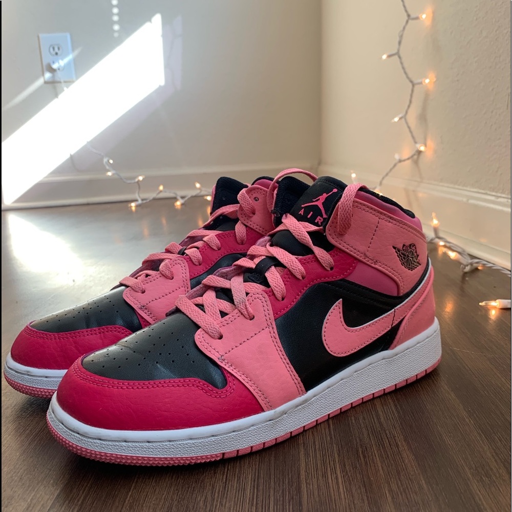 Air Jordan 1 Mid Youth size 7= Women’s size 9